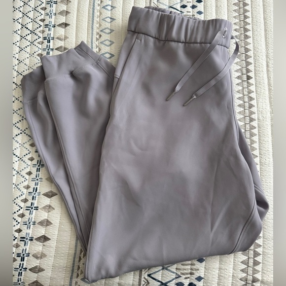NWT Lululemon On The Fly Jogger in Silverscreen - Picture 1 of 8